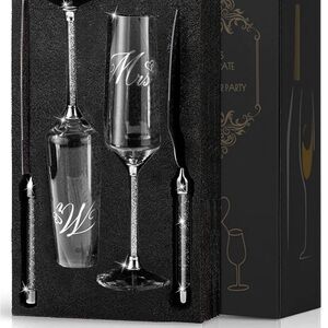 Champagne flutes with cake cutter